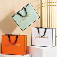 Sac en papier artistique vert menthe tendance, personnalisé avec logo minimaliste, esthétique vert pastel, avec ruban noir