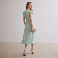Robe midi plissée vert clair en tissu peigné respirant à col en V et manches volantées pour femme, usage quotidien, OEM ODM, vente en gros personnalisée