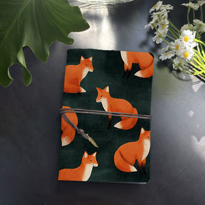 Bloc <span class=keywords><strong>de</strong></span> notas A6 adecuado para anotaciones <span class=keywords><strong>de</strong></span> guión <span class=keywords><strong>de</strong></span> estudiantes <span class=keywords><strong>de</strong></span> <span class=keywords><strong>teatro</strong></span> y horarios <span class=keywords><strong>de</strong></span> ensayo con zorros sobre un fondo oscuro Impresiones O - Product Image 1