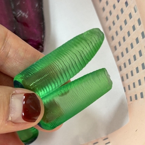 100 Gramos de Diamantes de Laboratorio sin Cortar, Corindón Verde en Bruto para la Fabricación de Gemas Sueltas - Product Image 1