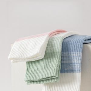 Chaussettes personnalisées pour femmes, chaussettes de Pilates antidérapantes, design à volants, chaussettes de yoga antidérapantes, logo brodé mignon pour le sport et la remise en forme - Product Image 5