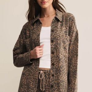 Vestes en jean imprimées numériquement à motif personnalisé de haute qualité pour l'automne, style vintage élégant, délavé à l'acide, coupe ample, pour un look tendance (OOTD), motif léopard - Product Image 2