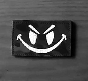 Patch IR mimetico colorato con faccina sorridente laser, che si illumina al buio, per borse, cappelli, cappotti e giacche - Product Image 6