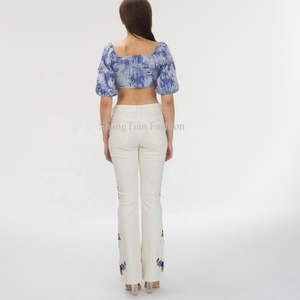 Jeans de Mujer de Tiro Bajo, Lavado Medio, con Bordado Floral y Pierna Recta, Fabricados por OEM - Product Image 3