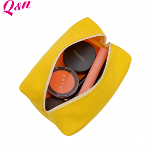 Bolsa de maquillaje portátil de alta calidad Q & N, bolsa de cosméticos de viaje amarilla con cierre de cremallera de gran capacidad, organizador diario reutilizable - Product Image 1