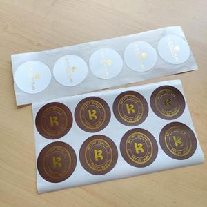 Autocollant rond de luxe brun foncé avec dorure à chaud, logo personnalisé imprimé, étiquette adhésive pour emballage de perruques, bijoux, cosmétiques et marques. - Product Image 1