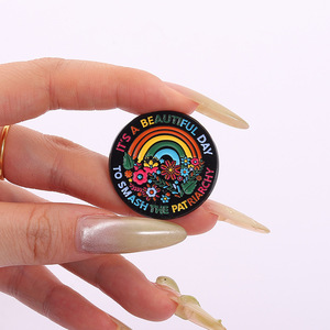 Broche en émail noir « Citation Féministe » Arc-en-ciel Floral « Écraser le Patriarcat » pour Sac à Dos et Vêtements – Grande Vente - Product Image 3