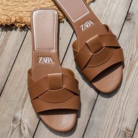 Nouvelles sandales plates à bout carré et ouvert pour femme, style simple, idéales pour l'extérieur, collection été 2025, pour le commerce international