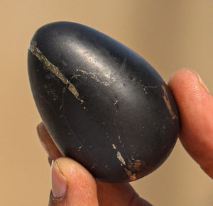 Huevo de Shungita Natural al por Mayor, forma de huevo pulida y lisa, fácil de transportar o exhibir, para meditación, decoración del hogar y la oficina - Product Image 1