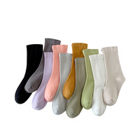 Vente en gros de chaussettes d'été décontractées mi-tube pour femmes, nouveau coton coloré et respirant, longueur d'équipage confortable avec logo sur les poignets.