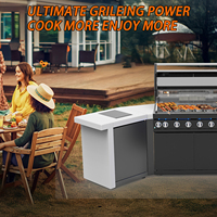 Centre de barbecue extérieur de luxe avec grill intégré, table de préparation et réfrigérateur à boissons éclairé pour terrasse