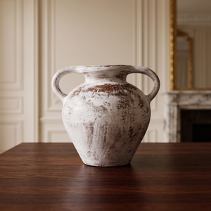 Jarrón de cerámica pintado en blanco antiguo con un elegante asa, que ofrece un encanto rústico para realzar la decoración de tu mesa. - Product Image 3