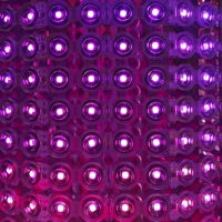 Écran LED en maille de verre ultra-lumineux pour affichage publicitaire extérieur, idéal pour les façades de bâtiments et les murs rideaux