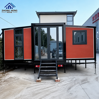 Maison préfabriquée modulaire moderne à toit en pente de 20, 30 ou 40 pieds avec porche avant couvert pour maison de vacances type conteneur