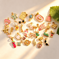 Pendentifs et breloques personnalisés en acier inoxydable plaqué or 18 carats PVD avec émail pour la fabrication de bijoux DIY (bracelets, colliers)
