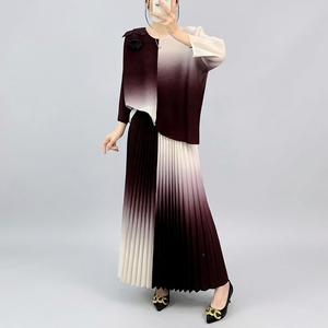 Conjunto de Dos Piezas de Moda Otoñal con Degradado de Color, Camiseta de Cuello Redondo y Falda Larga con Pliegues Miyake, Entrega Rápida - Product Image 2