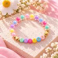 Collier et bracelet en forme de lettres colorées, à la fois tendance et mignons - le cadeau idéal avec des décorations en forme de cœur chaleureuses