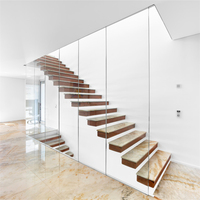 Escalier flottant cantilever à marches larges, intérieur, en chêne, avec garde-corps en verre sans cadre