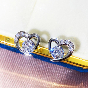 Orecchini a perno a forma di cuore per donna, gioielli alla moda semplici e scintillanti, all'ingrosso - Product Image 1