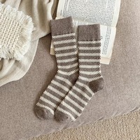 Vente en gros usine – Chaussettes d'hiver chaudes, douces, confortables et respirantes, en polyester/spandex, longueur mi-mollet, épaisseur standard, mignonnes et de haute qualité