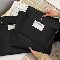 Pochette pour vêtements en non-tissé épaissi avec logo personnalisé, bouton pression, sac cadeau pour l'emballage de t-shirts et de vêtements, vente en gros