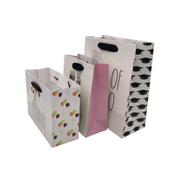 Emballage de cadeau bon marché avec impression de logo personnalisé Sac fourre-tout en papier de luxe avec poignée