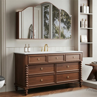 Ensemble de meubles de salle de bain vintage de style américain et français du milieu du siècle, avec lavabo et miroir sur pied