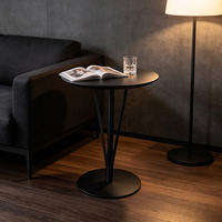 Table d'appoint moderne minimaliste convertible et mobile avec structure en métal noir et blanc, petite table basse pour salon, chambre ou bar