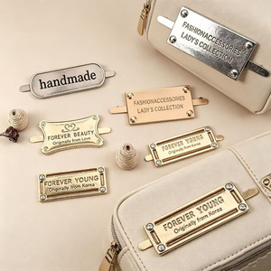 Etiquetas de Metal Clásicas para Bolsos con Letras Grabadas, Ecológicas, en Colores Dorado/Plateado, Accesorios Hechos a Mano para Bolsos y Gorras - Product Image 4