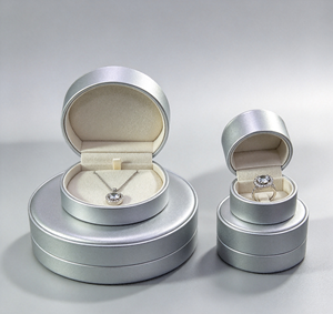 Caja Cuadrada de PU Gris Plateado Mate con Tapa Abatible y Cierre Magnético, Diseño de Alta Gama para Regalo, Forrada con Terciopelo Beige Claro - Product Image 2