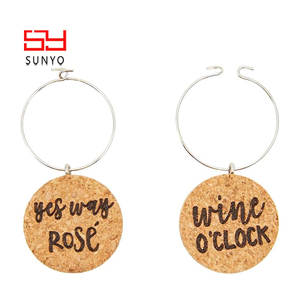 SUNYO Breloques drôles et humoristiques pour verres à tige Étiquettes de marqueur de boisson en liège de 1 pouce avec boîte-cadeau pour le dîner - Product Image 3