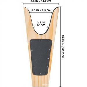 Outil de déchaussement en bois pour bottes d'équitation avec coussinet antidérapant et conception stable - Product Image 4