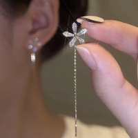 Pendientes largos de flores con borlas de gama alta de lujo ligero, auriculares pequeños únicos con superflash de verano para mujer
