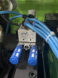 เครื่องเป่าขวดพลาสติก PET อัตโนมัติเต็มรูปแบบ 1500-1800 ขวดต่อชั่วโมง เครื่องเป่าขวดขนาดเล็กสำหรับขวดพลาสติก 2 ช่อง 300 มล. 500 มล. 1 ลิตร 2 ลิตร - Product Image 5