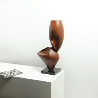Sculpture abstraite minimaliste italienne moderne en résine écologique avec base en marbre pour la maison, l'hôtel, le bureau et la décoration artistique
