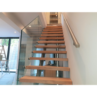 Escalier intérieur moderne avec marches en bois, escaliers intérieurs pour appartement