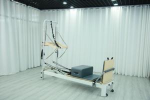 Reformer de Pilates de Aluminio con Torre Plegable, Equipo de Estudio <span class=keywords><strong>en</strong></span> Casa para Entrenamiento de Core con Resortes Premium, Seguro - Product Image 5