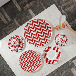 Juego de Vajilla de Porcelana de 18 Piezas OEM, Color <span class=keywords><strong>Coral</strong></span> Rojo y Cerámica Blanca con Diseño de Plantas, para Uso Doméstico y en Restaurantes - Product Image 4