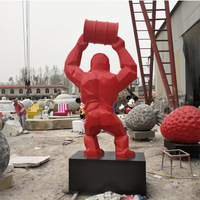 Grande sculpture en fibre de verre d'animaux pour la décoration des centres commerciaux, statues personnalisées en résine de King Kong, sculpture de gorille rouge