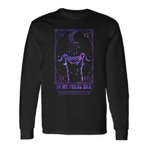 Camiseta de manga larga con estampado de tarot de raccondas que ruedan sobre la luna de In My Feral Era - Product Image 1