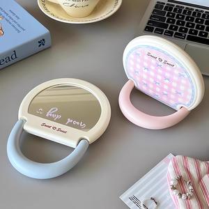 กระจกแต่งหน้าสีชมพูหวานๆ พร้อมที่จับ พับได้ ใช้สำหรับหอพักนักเรียน แขวนผนังได้ - Product Image 4