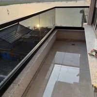 Rampe en verre et aluminium robuste pour extérieur : Base en U et fixation par goujon pour balcons, piscines, escaliers et rampes