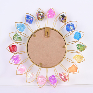 Offre Spéciale : Miroir Mural en Métal Doré avec Pierres Brutes de Quartz et Cristaux Naturels pour la Décoration Intérieure - Product Image 1