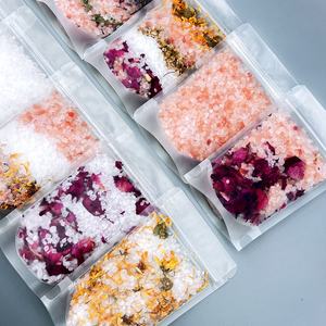 เกลืออาบน้ำแร่หิมาลัยและเกลือทะเลเดดซีพร้อมดอกไม้แห้งติดฉลากตามธรรมชาติ - Product Image 2