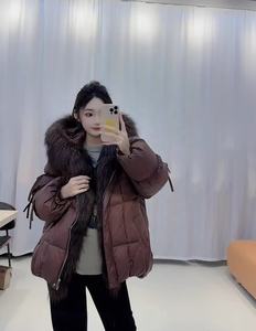 OUDINA Europäischer Stilvoller Hochwertiger Hoodie mit Fuchspelz Weiße Gänsedaunenjacke Verdickte Mäntel Midi-Lange Damen-Pufferjacke - Product Image 2