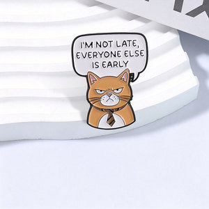 Spilla in smalto con citazioni divertenti da ufficio: 'Non sono in ritardo, <span class=keywords><strong>tutti</strong></span> gli altri sono in anticipo' e 'Gatto da lavoro arancione con cravatta', distintivo da borsa, spilla da risvolto, gioielli, regali - Product Image 3