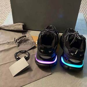 รองเท้าผ้าใบ LED รุ่น Track Sneakers คุณภาพสูงสุด สำหรับผู้ชายและผู้หญิง รองเท้าวิ่ง รองเท้าเดิน รองเท้ากีฬา รองเท้าวิ่งออกกำลังกาย รองเท้าดีไซน์เนอร์สำหรับผู้ชาย - Product Image 5
