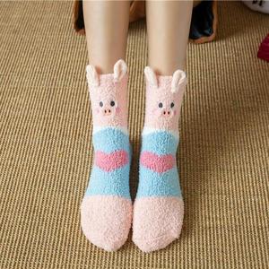 Chaussettes en molleton de corail de Noël pour adultes avec motif de dessin animé de renne 3D semelle antidérapante chaussettes de sol chaudes et confortables idéales pour un cadeau d'hiver - Product Image 5