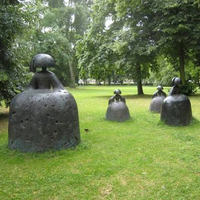 Escultura de la Reina Mariana de MUSI, Famosa Escultura de Mariana Manolo Valdés en Color Negro Bronce, Estatua de la Princesa Mariana en Latón
