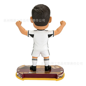 Figura de jugador de fútbol con cabeza oscilante, número 23, en pose de celebración con camiseta, decoración deportiva de escritorio, adorno coleccionable. - Product Image 3